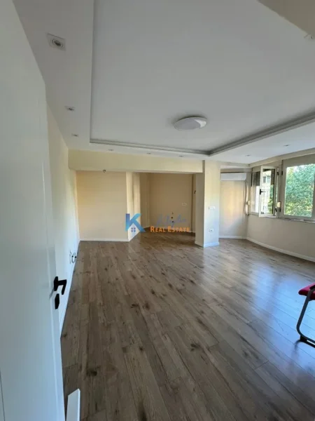 Tirane, jap me qera zyre Kati 3, 80 m² 900 € (9 Katshet, ne Qender)