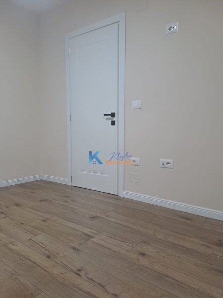 Tirane, jap me qera zyre Kati 3, 80 m² 1.200 € (9 Katshet, ne Qender)