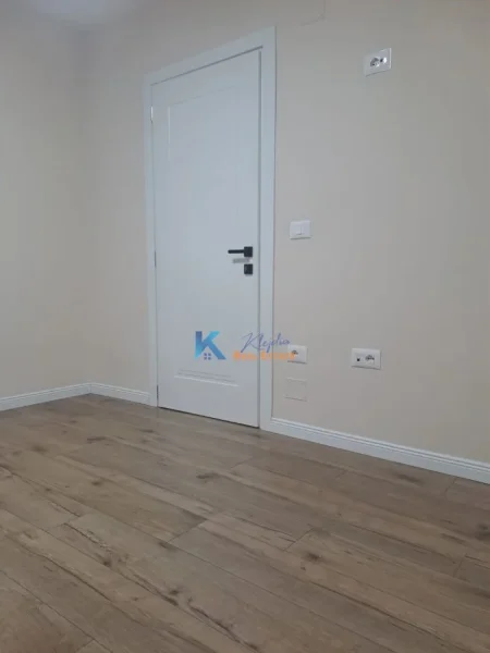 Tirane, jap me qera zyre Kati 3, 80 m² 900 € (9 Katshet, ne Qender)