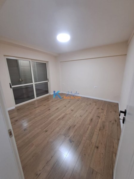 Tirane, jap me qera zyre Kati 3, 80 m² 1.200 € (9 Katshet, ne Qender)