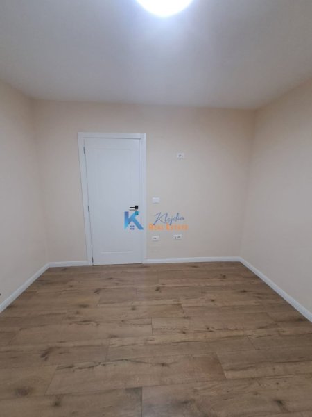 Tirane, jap me qera zyre Kati 3, 80 m² 1.200 € (9 Katshet, ne Qender)