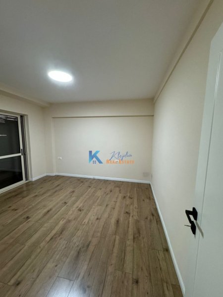 Tirane, jap me qera zyre Kati 3, 80 m² 1.200 € (9 Katshet, ne Qender)