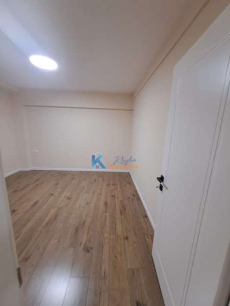Tirane, jap me qera zyre Kati 3, 80 m² 1.200 € (9 Katshet, ne Qender)