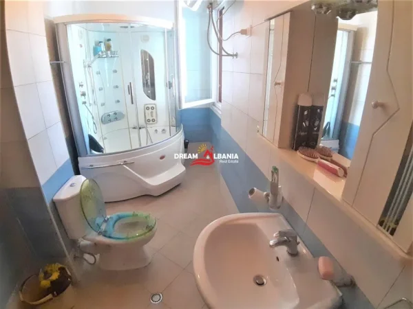 Tirane, jepet me qera apartament 3+1 , 154 m² 700 € (prane vilave Gjermane)