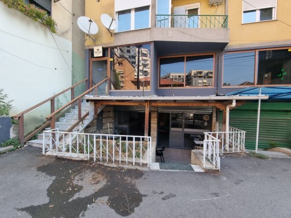 Tirane, jepet me qera ambjent biznesi Kati 0, 94 m² 500 € (Rruga Hoxha Tahsim Prane zyres se punes)