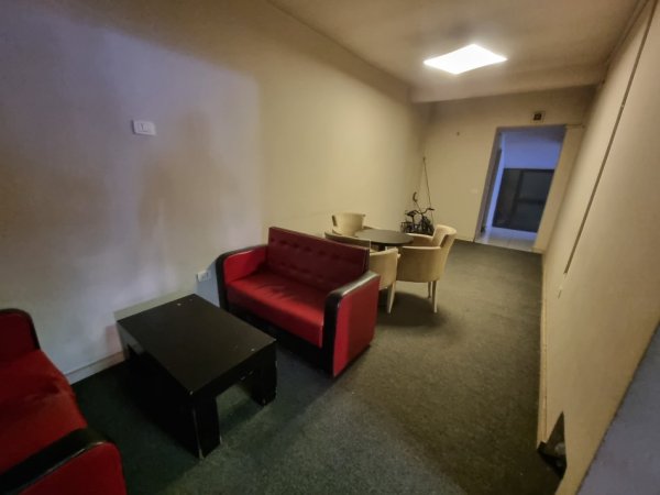 Tirane, jepet me qera ambjent biznesi Kati 0, 94 m² 500 € (Rruga Hoxha Tahsim Prane zyres se punes)