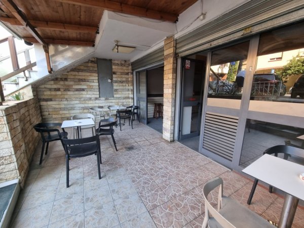 Tirane, jepet me qera ambjent biznesi Kati 0, 94 m² 500 € (Rruga Hoxha Tahsim Prane zyres se punes)