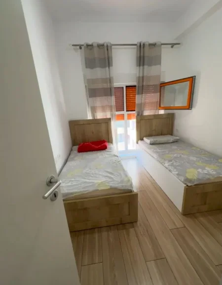Tirane, jepet me qera apartament 1+1+Ballkon Kati 5, 55 m² 400 € (Ali Dem, Kompleksi Mangalem 21)