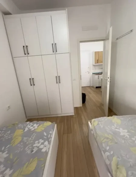 Tirane, jepet me qera apartament 1+1+Ballkon Kati 5, 55 m² 400 € (Ali Dem, Kompleksi Mangalem 21)