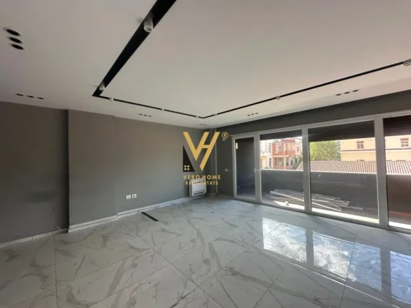 Tirane, jepet me qera zyre Kati 1, 170 m² 1.500 € (stacioni i trenit quartum residence)