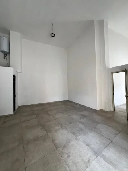 Tirane, jepet me qera ambjent biznesi Kati 0, 55 m² 600 € (Rruga e Barrikadave)