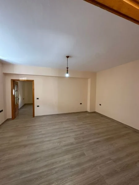 Tirane, jepet me qera ambjent biznesi Kati 1, 63 m² 400 € (21 Dhjetori)