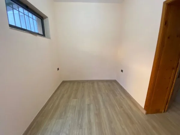 Tirane, jepet me qera ambjent biznesi Kati 1, 63 m² 400 € (21 Dhjetori)