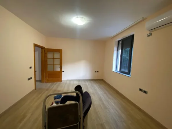 Tirane, jepet me qera ambjent biznesi Kati 1, 63 m² 400 € (21 Dhjetori)