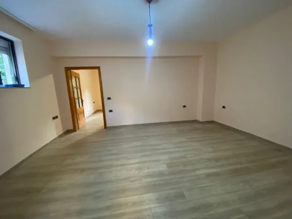 Tirane, jepet me qera ambjent biznesi Kati 1, 63 m² 400 € (21 Dhjetori)