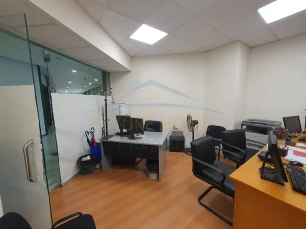 0683487469 Tirane, shitet ambjent biznesi Kati 0, 45 m² 185.000 € (Qender , Prane Torre Drin)