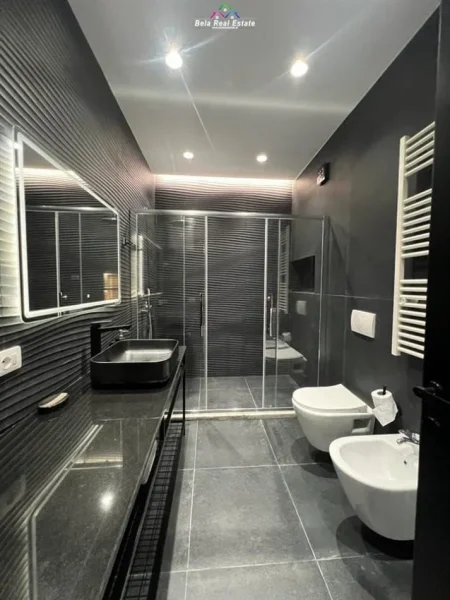 Tirane, jepet me qera apartament 2+1 Kati 4, 70 m² 1.350 € (Rruga e Barrikadave)