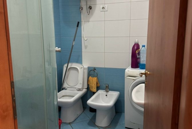 Tirane, jepet me qera apartament 1+1+Ballkon Kati 5, 65 m² 400 € (millosh shutku)