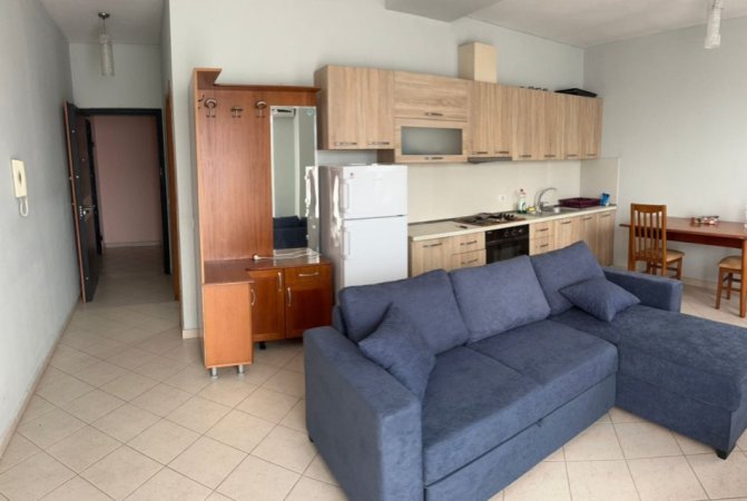 Tirane, jepet me qera apartament 1+1+Ballkon Kati 5, 65 m² 400 € (millosh shutku)