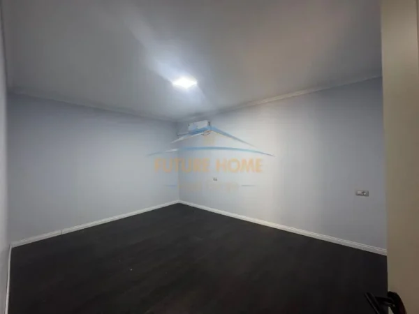 Tirane, jepet me qera apartament 1+1 Kati 1, 450 €