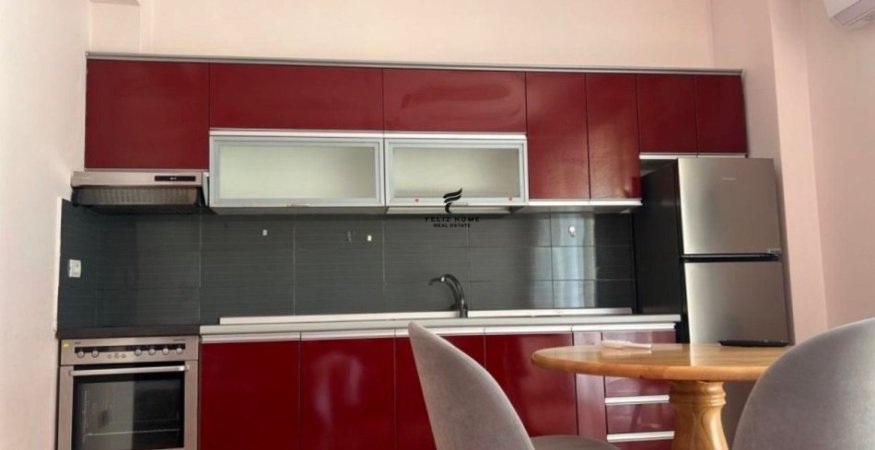 Tirane, jepet me qera apartament 1+1 Kati 5, 65 m² 500 € (HOTEL HILTON)