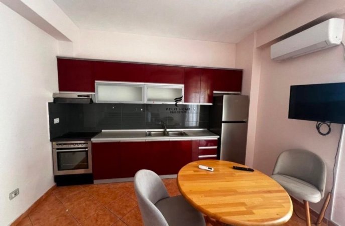 Tirane, jepet me qera apartament 1+1 Kati 5, 65 m² 500 € (HOTEL HILTON)
