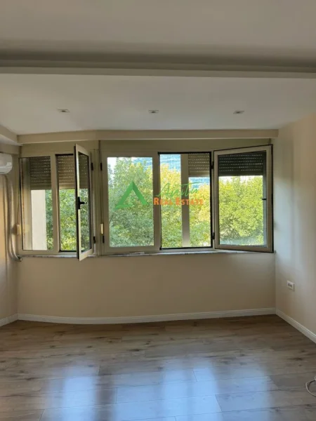 Tirane, jepet me qera zyre Kati 3, 80 m² 900 € (Qender/ 9-kateshet)