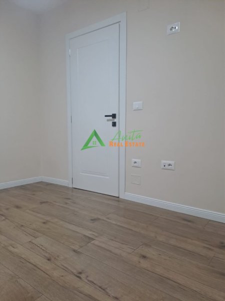 Tirane, jepet me qera zyre Kati 3, 80 m² 1.200 € (Qender/ 9-kateshet)