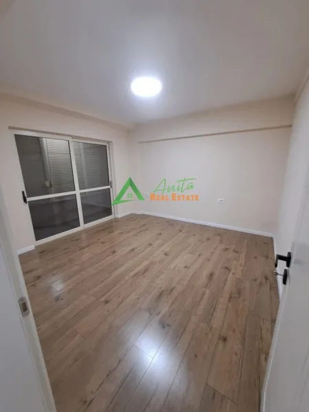 Tirane, jepet me qera zyre Kati 3, 80 m² 900 € (Qender/ 9-kateshet)