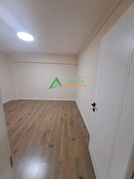Tirane, jepet me qera zyre Kati 3, 80 m² 900 € (Qender/ 9-kateshet)