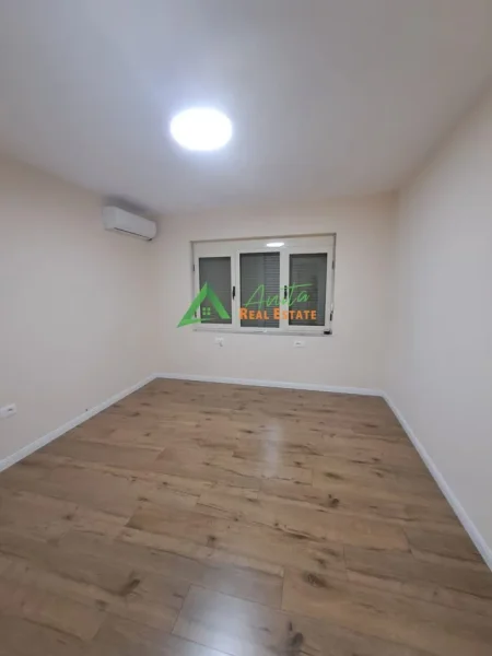Tirane, jepet me qera zyre Kati 3, 80 m² 900 € (Qender/ 9-kateshet)