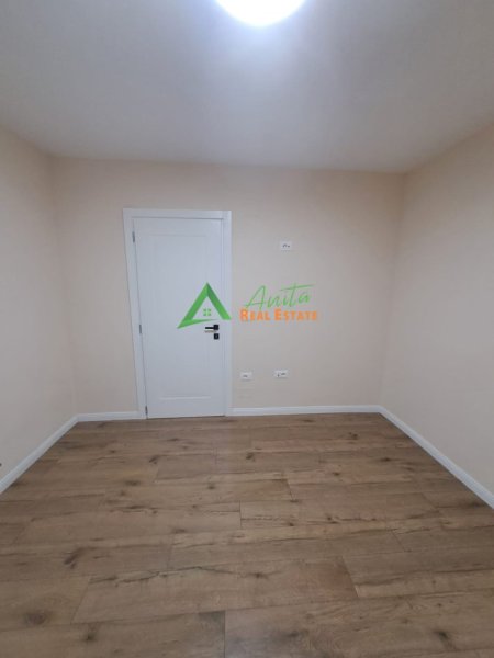Tirane, jepet me qera zyre Kati 3, 80 m² 1.200 € (Qender/ 9-kateshet)