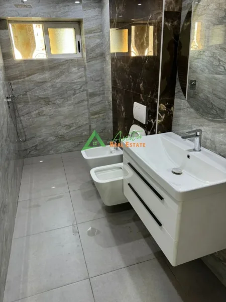 Tirane, jepet me qera zyre Kati 3, 80 m² 900 € (Qender/ 9-kateshet)