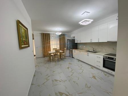 Tirane, jepet me qera apartament 2+1+Ballkon Kati 1, 120 m² 750 € (Tregu Elektrik)