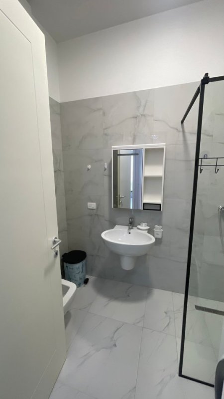 Tirane, jepet me qera apartament 2+1 Kati 7, 122 m² 1.300 € (Delijorgj)