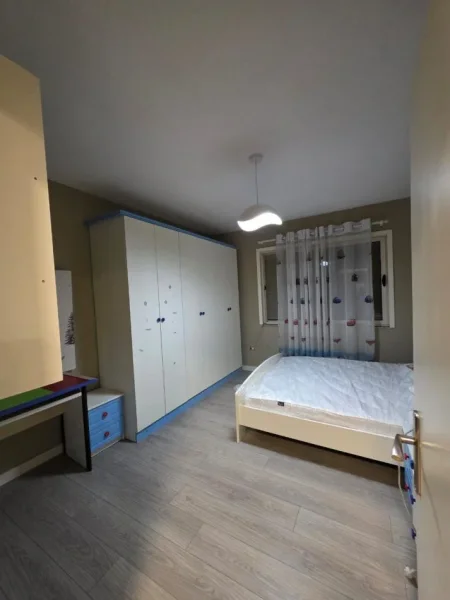 Tirane, jepet me qera apartament 2+1+Ballkon Kati 8, 93 m² 500 € (yzberisht)