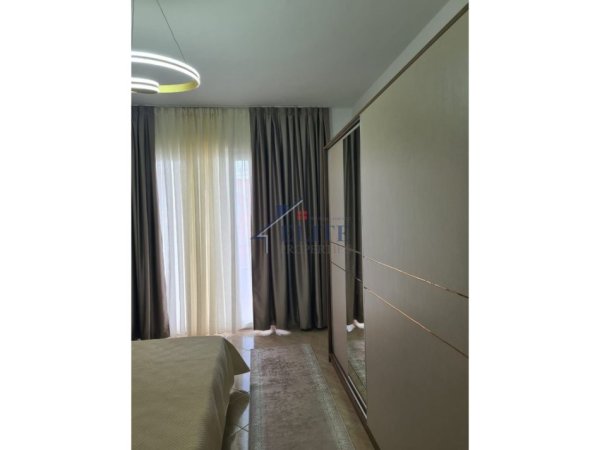 Tirane, jepet me qera apartament 1+1+Ballkon Kati 4, 85 m² 500 € (Fresk)