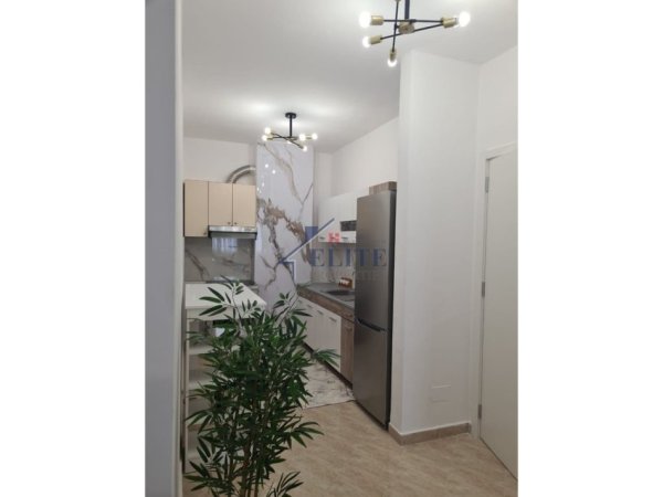 Tirane, jepet me qera apartament 1+1+Ballkon Kati 4, 85 m² 500 € (Fresk)