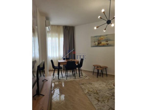 Tirane, jepet me qera apartament 1+1+Ballkon Kati 4, 85 m² 500 € (Fresk)