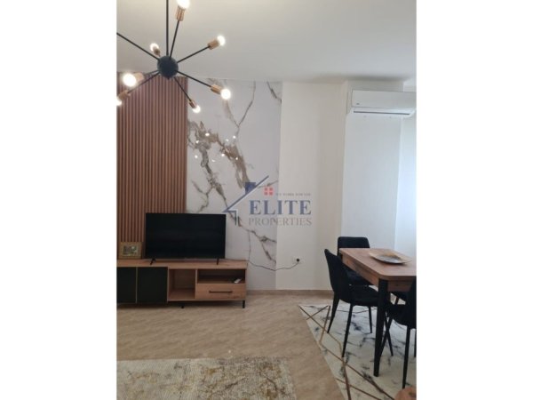 Tirane, jepet me qera apartament 1+1+Ballkon Kati 4, 85 m² 500 € (Fresk)