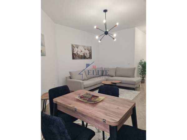 Tirane, jepet me qera apartament 1+1+Ballkon Kati 4, 85 m² 500 € (Fresk)