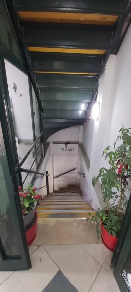 Tirane, jepet me qera ambjent biznesi , 70 m² 300 € (SELVIA)