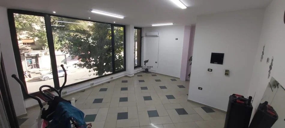 Tirane, jepet me qera ambjent biznesi , 70 m² 300 € (SELVIA)
