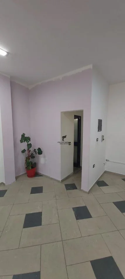 Tirane, jepet me qera ambjent biznesi , 70 m² 300 € (SELVIA)