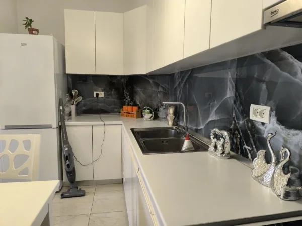 Tirane, jepet me qera apartament 1+1+Aneks+Ballkon Kati 6, 400 € 