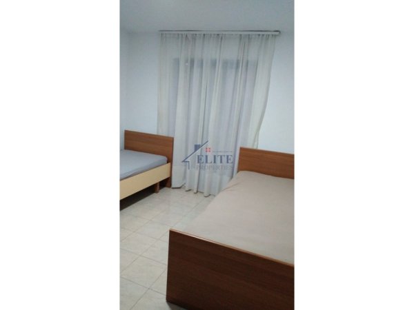 Tirane, jepet me qera apartament 1+1+Ballkon Kati 5, 55 m² 500 € (Vasil Shanto)