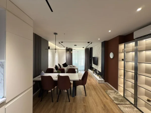 Tirane, jepet me qera apartament 2+1 Kati 4, 950 € (Ish Fusha e Aviacionit)