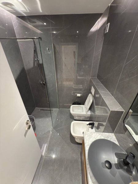 Tirane, jepet me qera apartament 2+1 Kati 4, 950 € (Ish Fusha e Aviacionit)