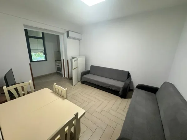 Tirane, jepet me qera apartament 1+1+Ballkon Kati 2, 60 m² 450 € (Rr. Myslym Shyri prane Gjykates se Tiranes)