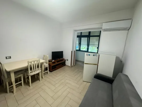 Tirane, jepet me qera apartament 1+1+Ballkon Kati 2, 60 m² 450 € (Rr. Myslym Shyri prane Gjykates se Tiranes)